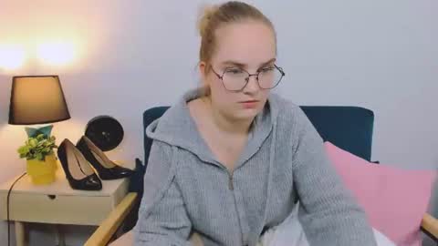 alicesensitive online show from November 17, 2025, 3:18 pm