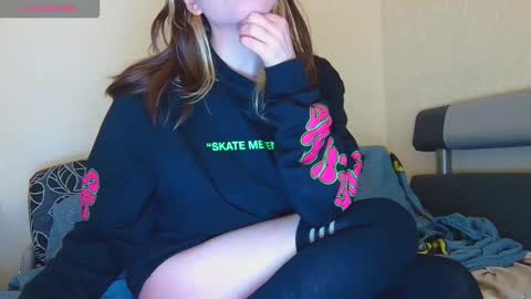 Snapshot of alicewoolfy chatting on October 15, 2025, 12:44 am AliceWoolfy online show from October 15, 2025, 12:44 am