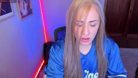 Jennyfer online show from December 18, 2024, 6:46 pm