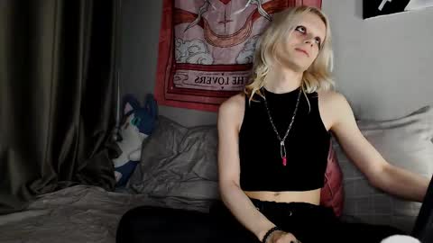 Alien Bella online show from May 13, 2026, 11:00 pm