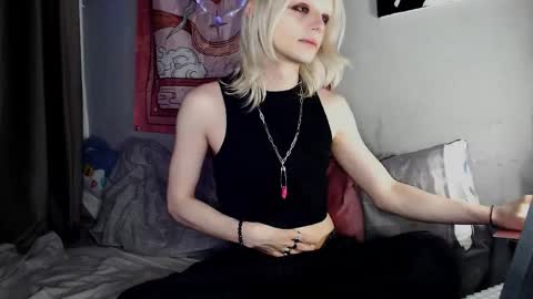 Alien Bella online show from May 14, 2026, 11:55 pm