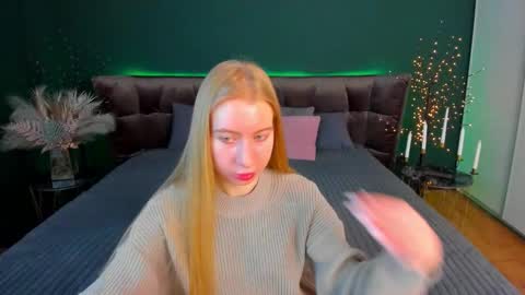 Snapshot of alina__blonde chatting on January 18, 2026, 6:39 am Alina online show from January 18, 2026, 6:39 am