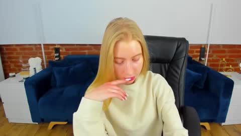 Snapshot of alina__blonde chatting on February 4, 2026, 6:41 am Alina online show from February 4, 2026, 6:41 am