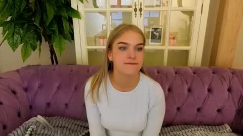 Snapshot of alinalemon chatting on March 22, 2026, 6:44 pm Alina online show from March 22, 2026, 6:44 pm