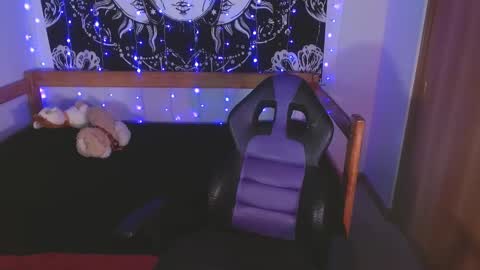 alisha17love online show from November 16, 2025, 1:39 pm