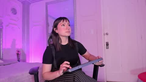 Alison Fishert online show from September 10, 2025, 12:49 pm