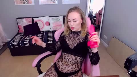 Snapshot of alisonwillow chatting on February 21, 2026, 8:04 am Anna online show from February 21, 2026, 8:04 am