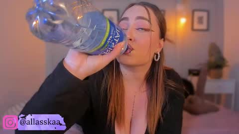 Laura online show from May 15, 2026, 4:52 am