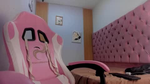 alluringangel01 online show from November 12, 2025, 2:45 am