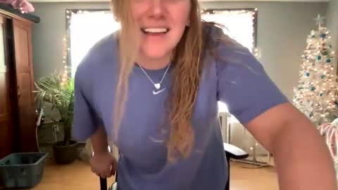 Snapshot of allyanalangel chatting on December 27, 2024, 8:07 pm allyanalangel online show from December 27, 2024, 8:07 pm