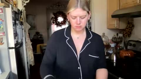 Snapshot of allyanalangel chatting on October 28, 2025, 5:59 pm allyanalangel online show from October 28, 2025, 5:59 pm