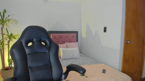 Kelly  online show from September 22, 2025, 10:50 am