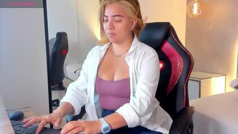 ALMA FENIX  online show from November 20, 2025, 12:38 pm