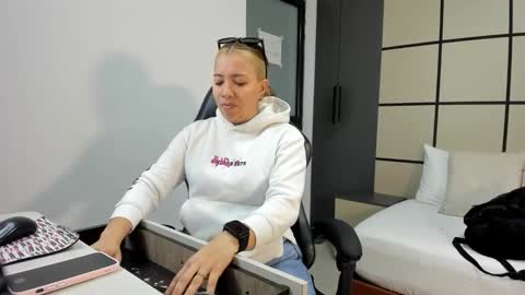 ALMA FENIX  online show from February 4, 2026, 12:22 pm