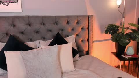 Mia online show from March 27, 2026, 11:43 am