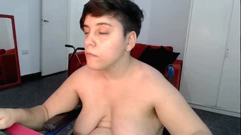 Snapshot of almondonwheels chatting on January 8, 2025, 12:28 am Almond online show from January 8, 2025, 12:28 am