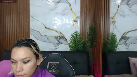 alonddra_tay online show from May 7, 2026, 11:37 am