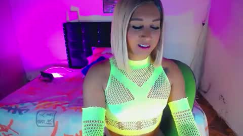 alondragill_ online show from June 9, 2026, 3:40 am