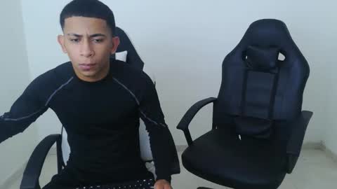 alphas_latins online show from March 25, 2026, 8:26 pm