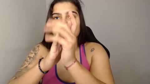 The queen of the biceps  online show from January 10, 2025, 1:41 pm