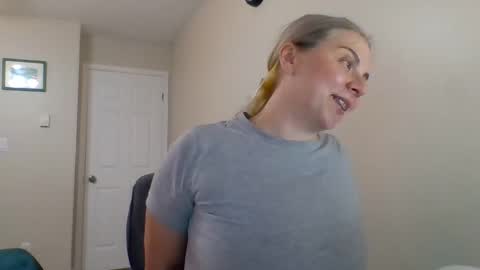 Snapshot of amandainbloom chatting on October 27, 2025, 5:22 am Amanda online show from October 27, 2025, 5:22 am