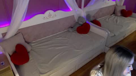 AmandaLind online show from November 26, 2025, 3:35 pm