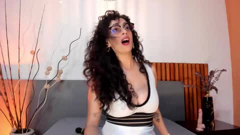 Amara Yasbel online show from December 17, 2025, 6:03 pm