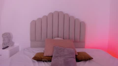 ambarevans_ online show from December 15, 2025, 11:14 am