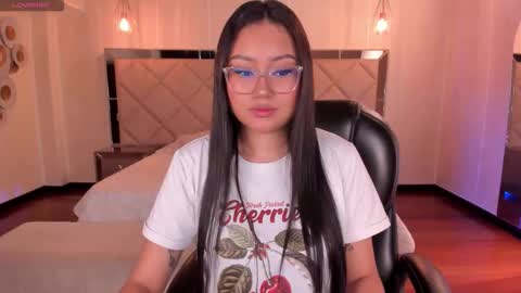 Snapshot of amberlewis_ chatting on November 21, 2025, 2:43 am Amber online show from November 21, 2025, 2:43 am