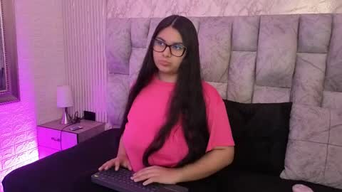 AMELIA CASTELL  online show from April 17, 2026, 1:25 pm