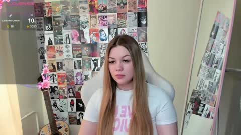 Snapshot of ameliepeach chatting on May 2, 2026, 1:54 am Amelie online show from May 2, 2026, 1:54 am