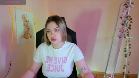 Snapshot of ameliepeach chatting on May 20, 2026, 1:34 am Amelie online show from May 20, 2026, 1:34 am
