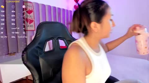 Snapshot of amelyamann chatting on February 16, 2025, 12:21 pm          online show from February 16, 2025, 12:21 pm