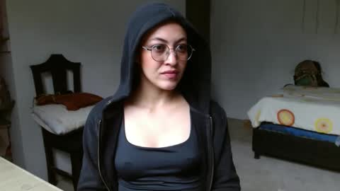 amitlu_ online show from January 5, 2025, 1:26 pm