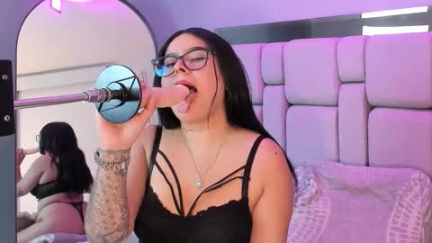 amywhitte_ online show from December 4, 2025, 7:55 pm