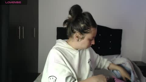 ana_arms_ online show from April 9, 2026, 2:55 pm