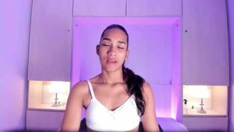 anaacollins_ online show from March 6, 2026, 11:39 am