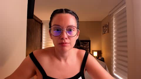 Anabel online show from December 2, 2025, 4:02 pm