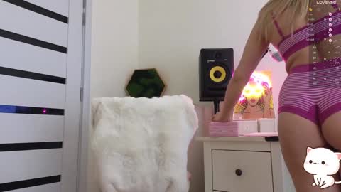 Annie  online show from January 27, 2025, 3:39 pm