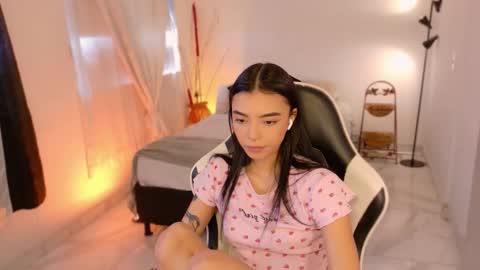 ANABEL WOLF  online show from November 15, 2025, 3:52 pm