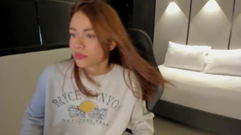 Snapshot of anahi_wood_ chatting on September 23, 2025, 12:52 pm A N A H I online show from September 23, 2025, 12:52 pm