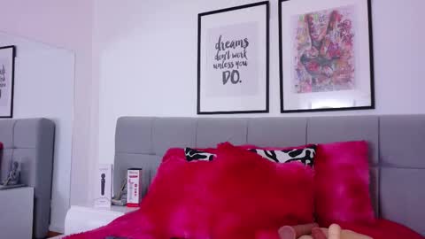 Anaise  online show from November 10, 2025, 11:53 am