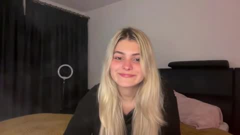 Ana online show from November 5, 2025, 7:36 pm