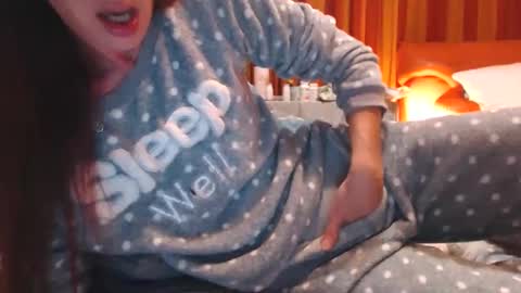 Snapshot of andrasweetie chatting on October 3, 2025, 12:07 am Andra online show from October 3, 2025, 12:07 am