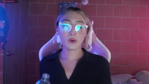 Snapshot of andrea_camila chatting on April 9, 2026, 8:03 pm Andrea online show from April 9, 2026, 8:03 pm