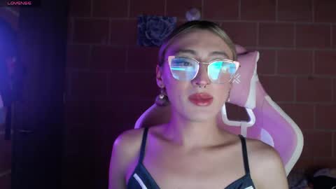 Snapshot of andrea_camila chatting on April 20, 2026, 10:44 pm Andrea online show from April 20, 2026, 10:44 pm