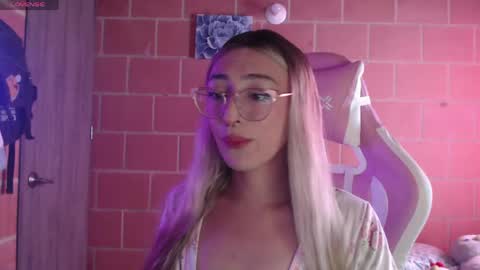 Snapshot of andrea_camila chatting on April 21, 2026, 1:28 pm Andrea online show from April 21, 2026, 1:28 pm