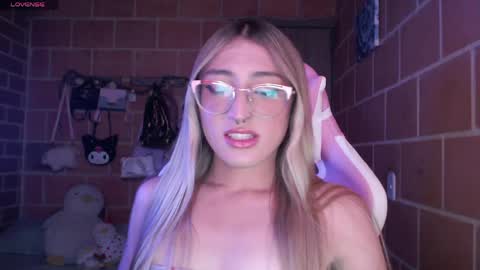 Snapshot of andrea_camila chatting on May 22, 2026, 5:40 pm Andrea online show from May 22, 2026, 5:40 pm