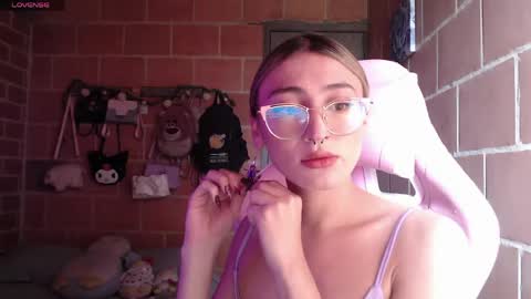 Snapshot of andrea_camila chatting on May 25, 2026, 4:24 pm Andrea online show from May 25, 2026, 4:24 pm