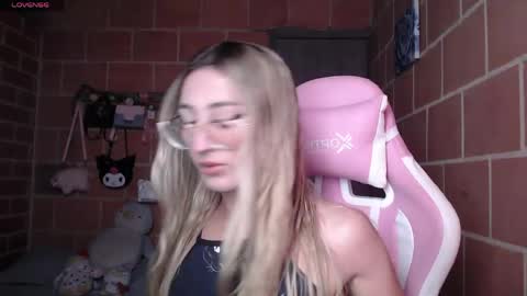 Snapshot of andrea_camila chatting on May 26, 2026, 4:14 pm Andrea online show from May 26, 2026, 4:14 pm